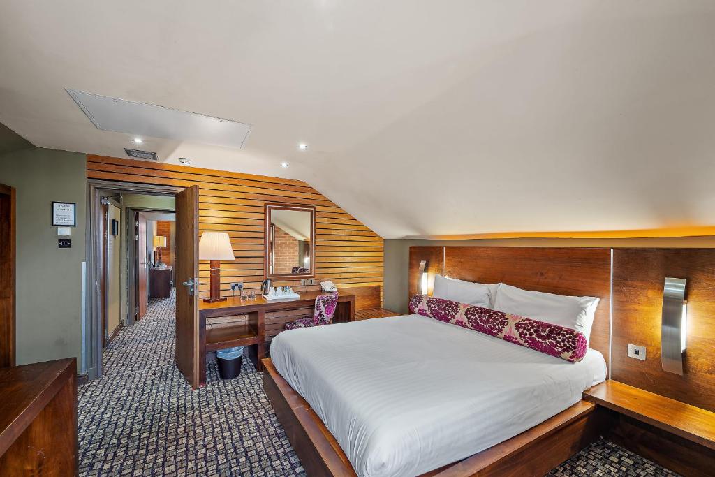 ein Hotelzimmer mit einem Bett, einem Schreibtisch und einem 6-dx-dx-Bett in der Unterkunft The Rutland Hotel in Sheffield