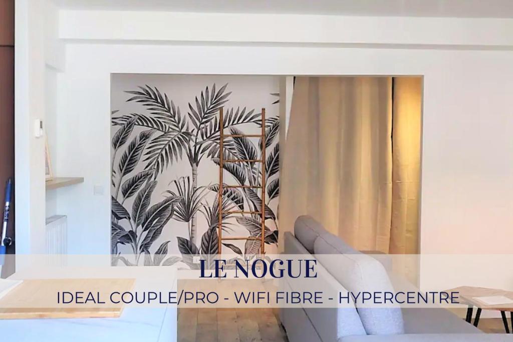 Habitación con una foto de palmeras en la pared en Le Nogué - Idéal Couples - Charmant Cocon, en Pau