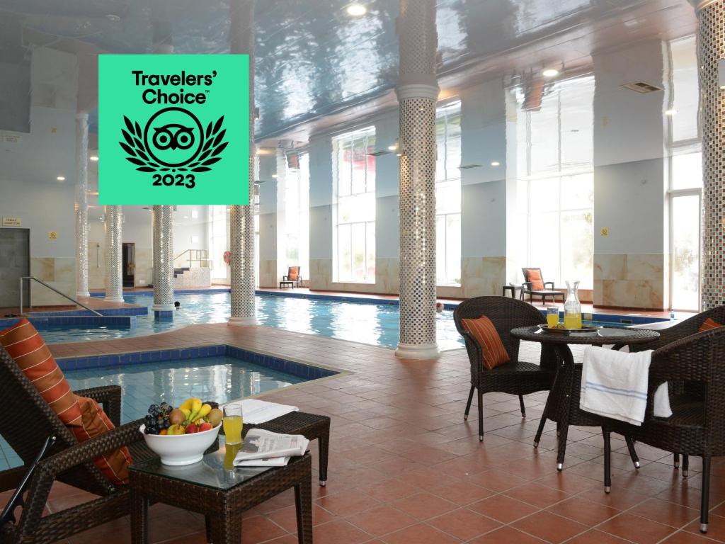 Clanree Hotel & Leisure Centre tesisinde veya buraya yakın yüzme havuzu