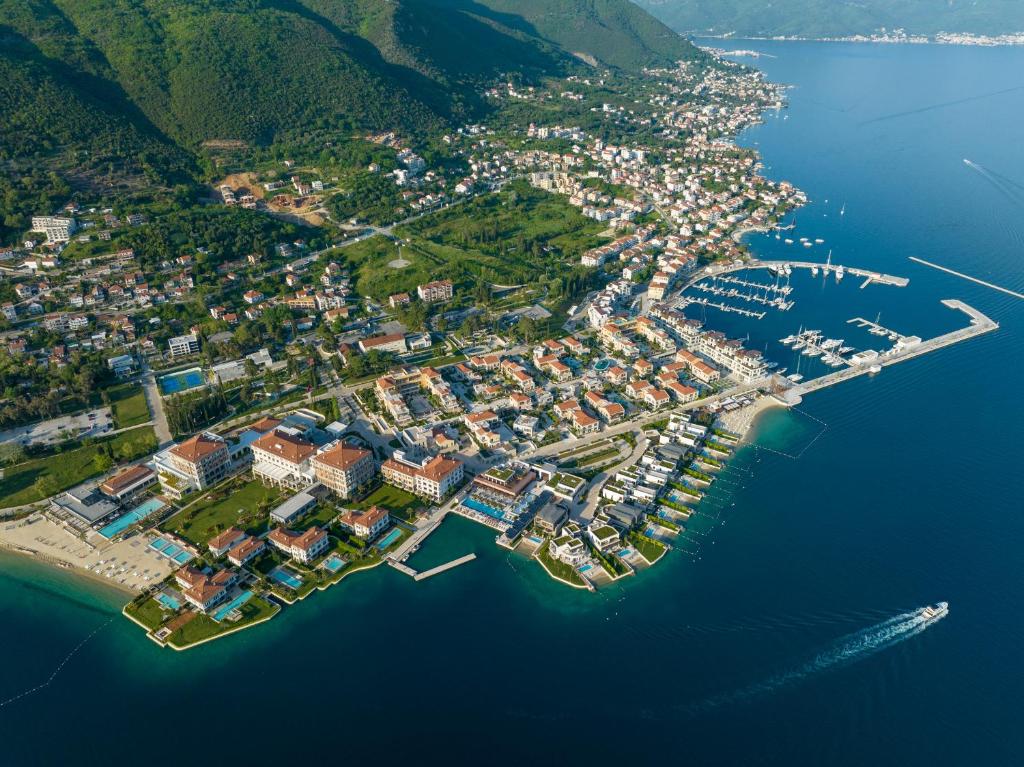 eine Luftansicht einer kleinen Insel im Wasser in der Unterkunft Portonovi Resort in Herceg-Novi