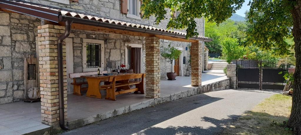 Zdjęcie z galerii obiektu Villa Kozljak, for 10 people, pool w mieście Kozljak