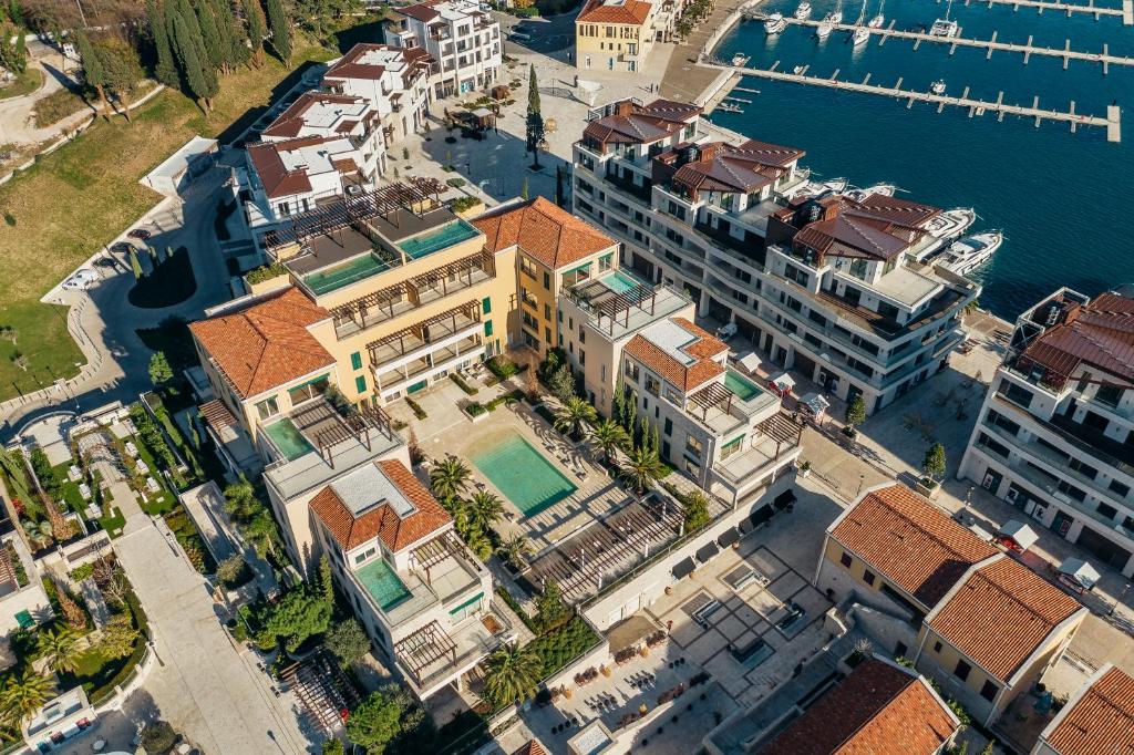 Nespecifikovaný výhled na destinaci Herceg Novi nebo výhled na město při pohledu z rezortu