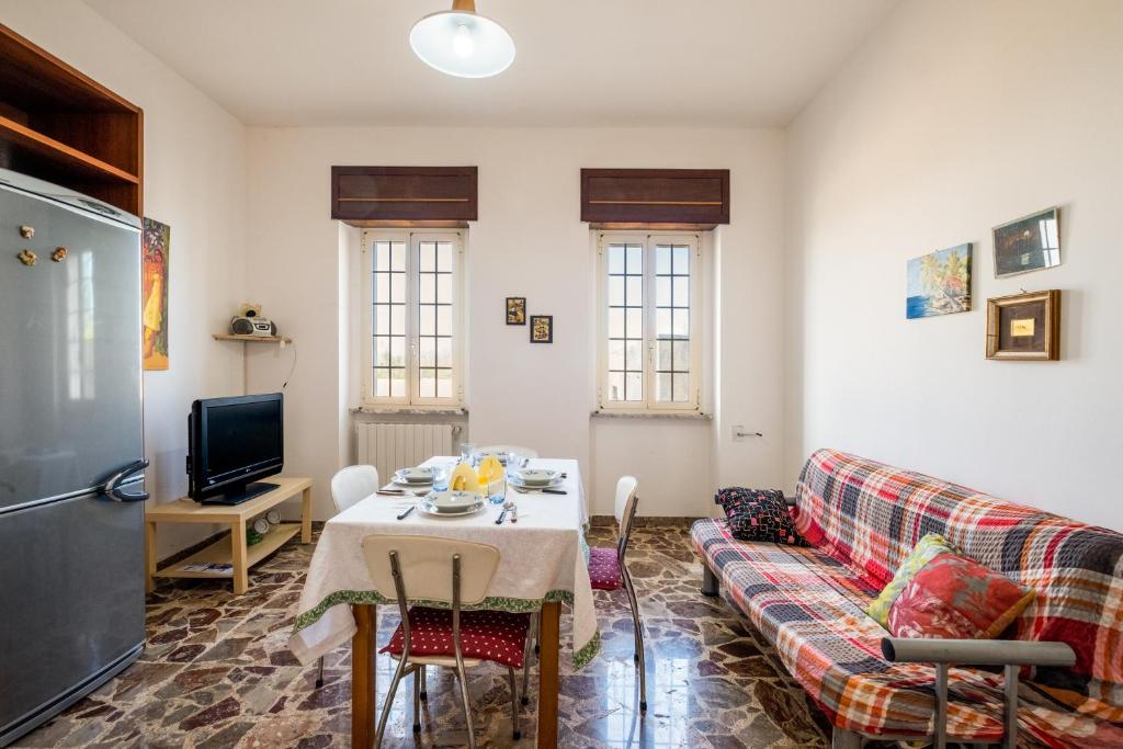 uma sala de estar com um sofá e uma mesa em Casa Libeccio em Gagliano del Capo