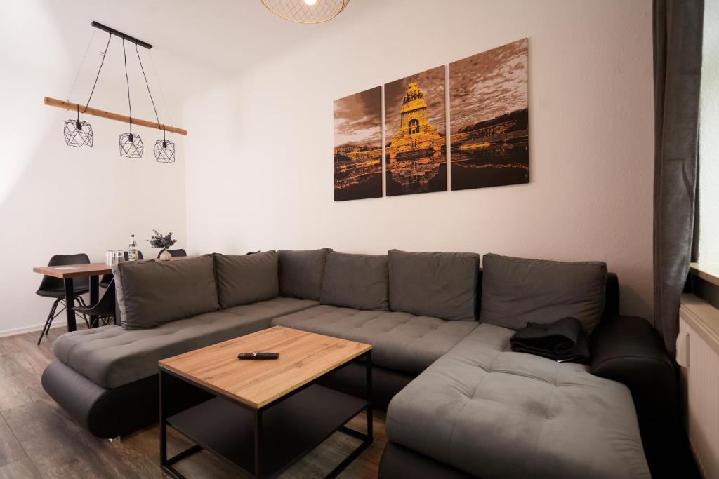 - un salon avec un canapé et une table dans l'établissement Gemütliche Ferienwohnung für die ganze Familie, à Leipzig