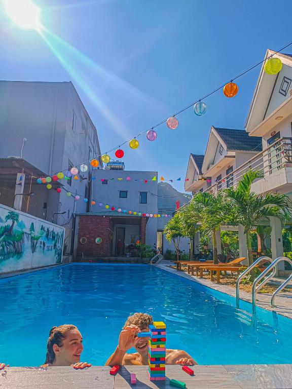 Bazén v ubytování YoLo Pool Bar Villas & Garden Restaurant nebo v jeho okolí