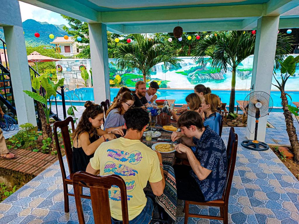 Bazén v ubytování YoLo Pool Bar Villas & Garden Restaurant nebo v jeho okolí