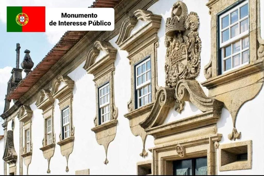 un edificio con una estatua a un lado en SOLAR DAS ARCAS Manor House - Deluxe Mountain AP, en Arcas