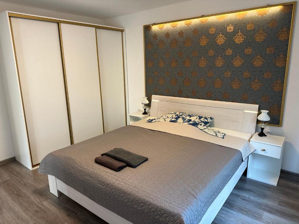 sypialnia z łóżkiem i ścianą w obiekcie Apartment YuPa w Koszycach