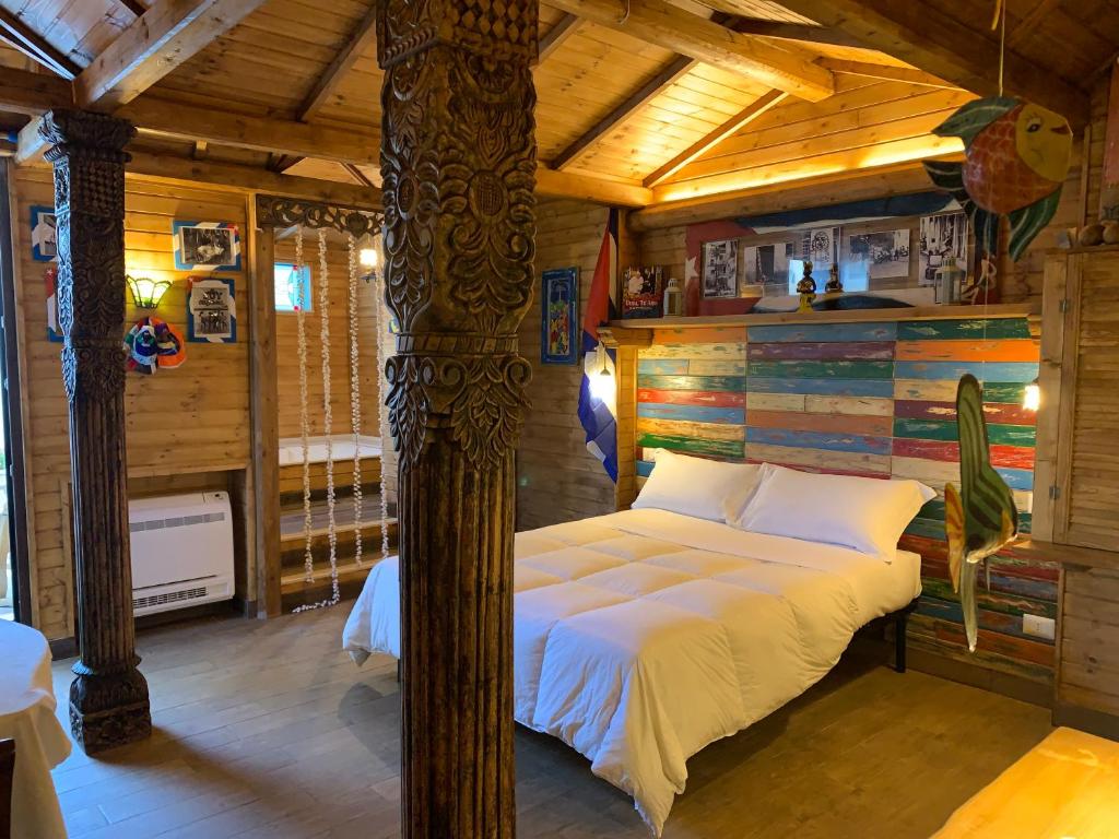 - une chambre avec un lit dans une pièce en bois dans l'établissement La Casa di Emanuella - Rooms & International Suites, à Bari