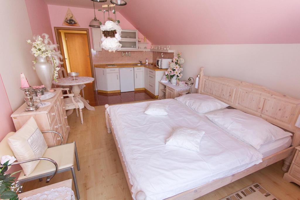Postel nebo postele na pokoji v ubytování Penzion U Kapličky
