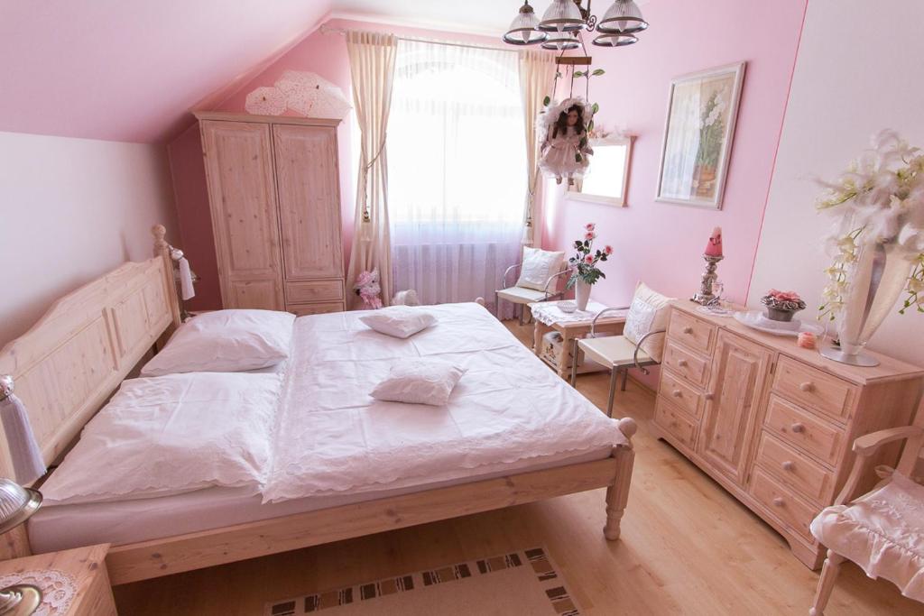 Postel nebo postele na pokoji v ubytování Penzion U Kapličky