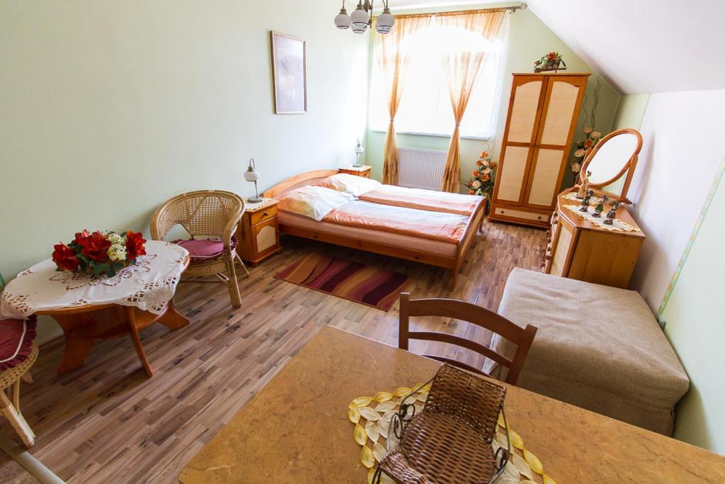 Postel nebo postele na pokoji v ubytování Penzion U Kapličky