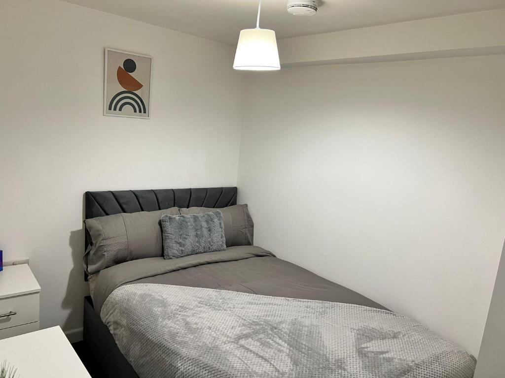 Llit o llits en una habitació de Tradeforce Service accommodation Bradford