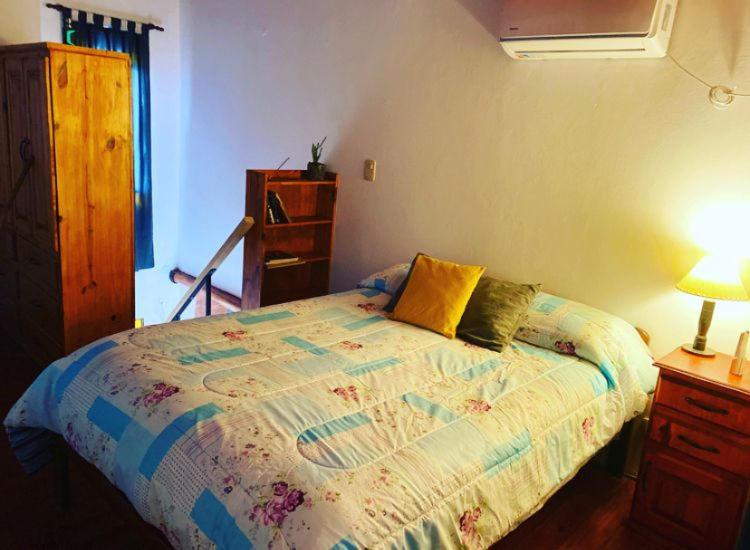 una camera con letto, lampada e cassettiera di La Paisanita Gualeguaychú #lapaisanitagchu a Gualeguaychú