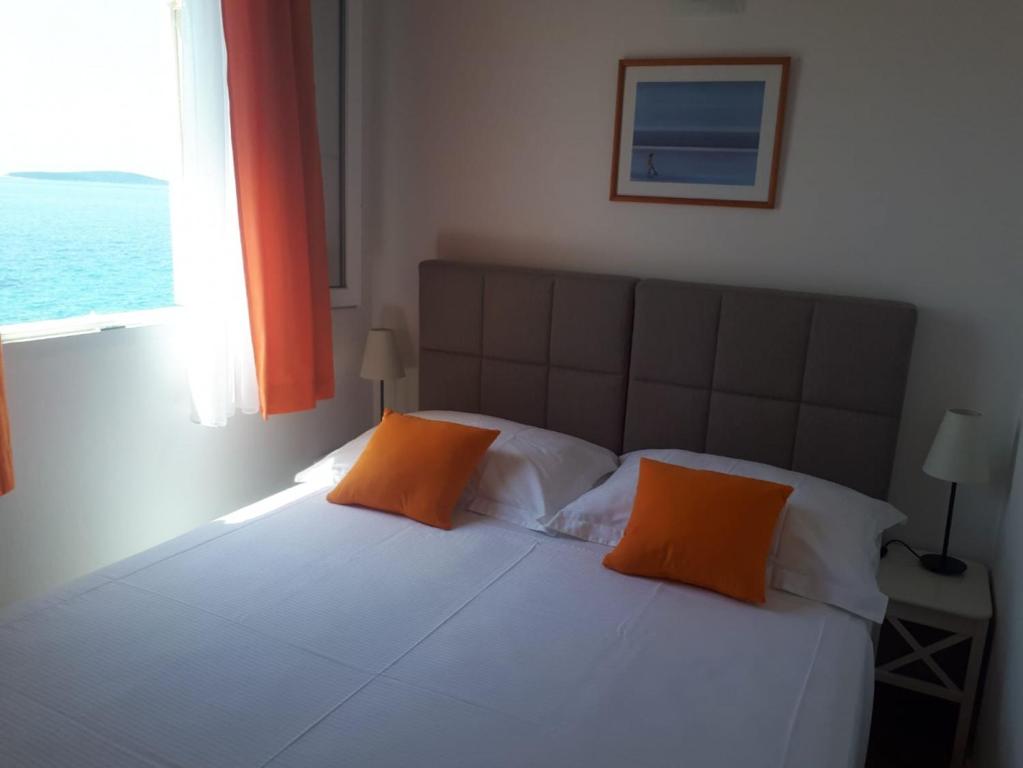 Postel nebo postele na pokoji v ubytování APARTMENTS VIS BY THE SEA