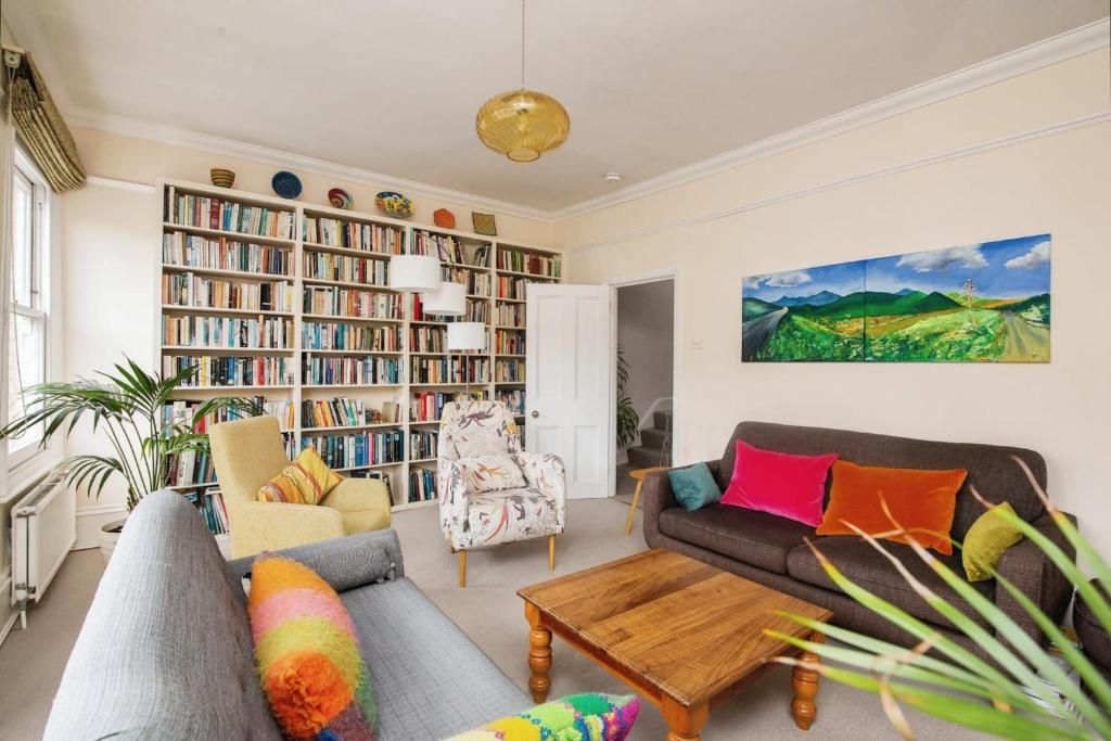 un soggiorno con divano e tavolo di 2BR flat with roof terrace a Londra