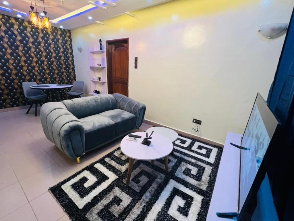 a living room with a couch and a table at Apartment Diamant in Cotonou