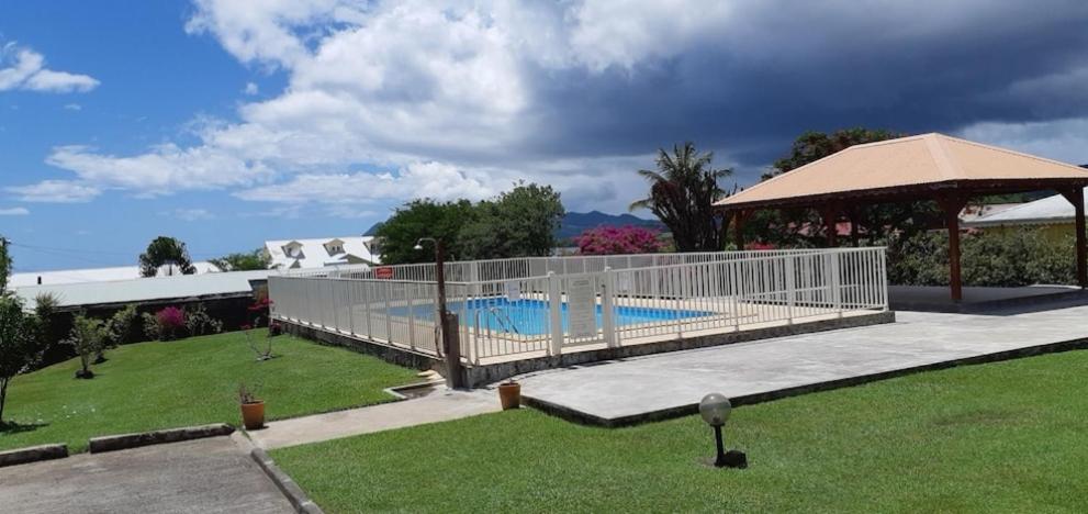 Bazén v ubytování Ti'bakoua à Sainte-luce Plage et piscine nebo v jeho okolí