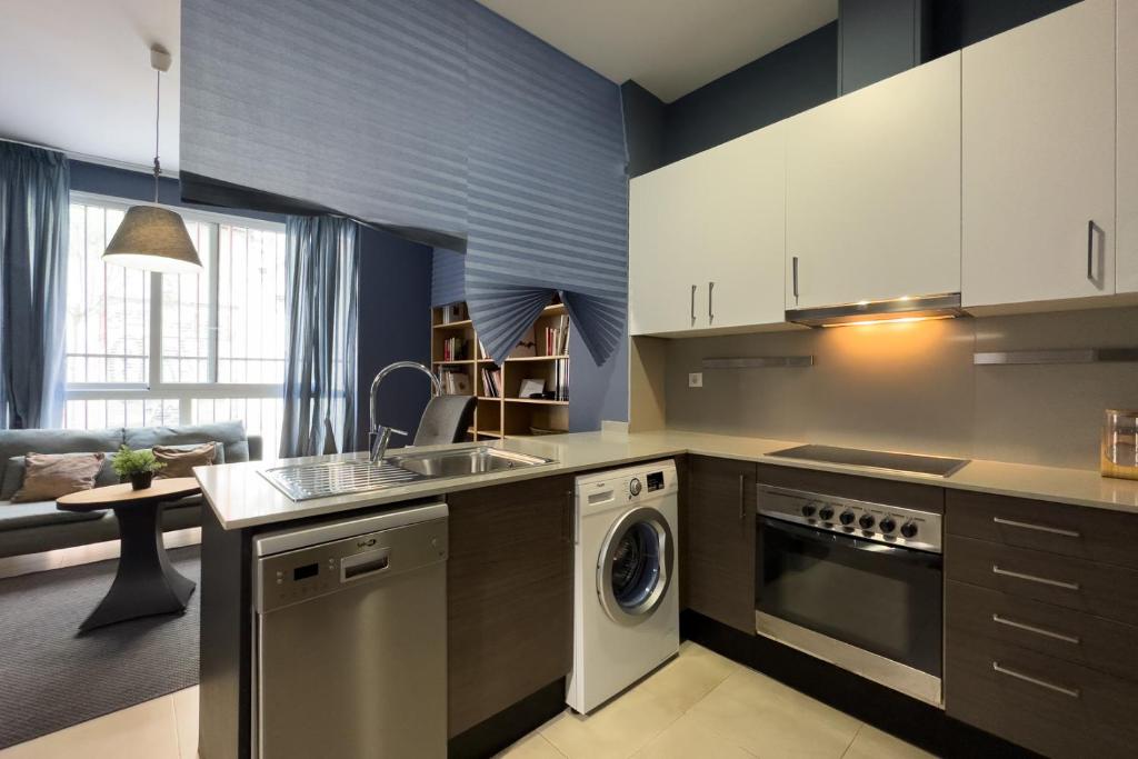 Kuchyň nebo kuchyňský kout v ubytování AinB Barcelona Sants Apartments