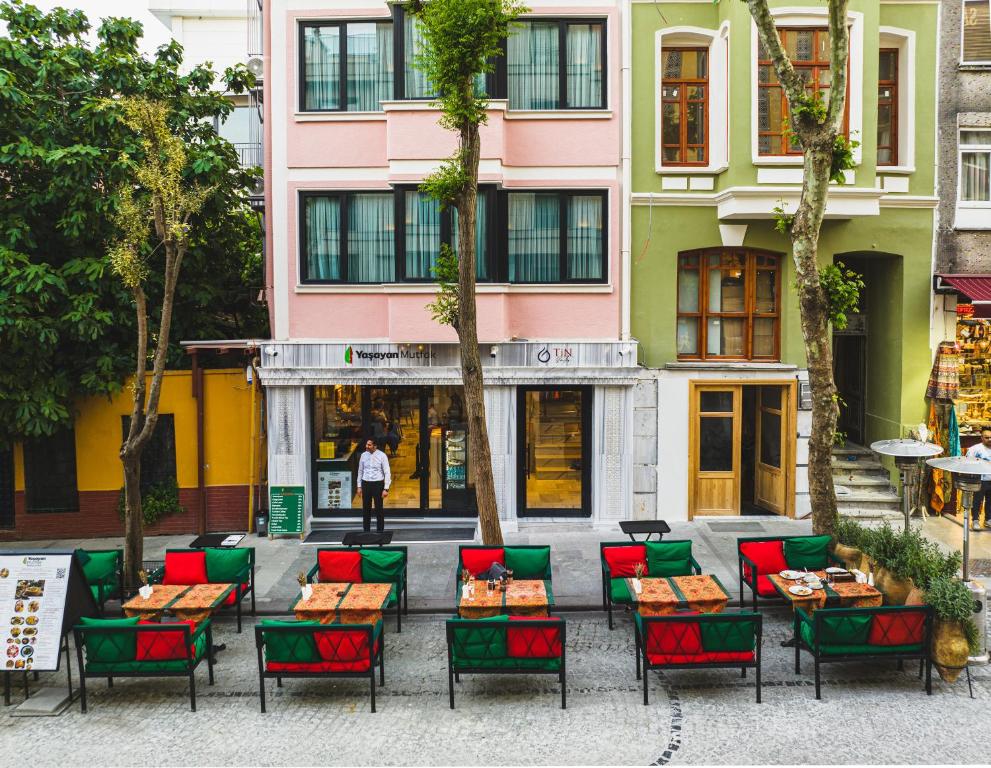 een groep tafels en stoelen voor een gebouw bij Tin Suites in Istanbul