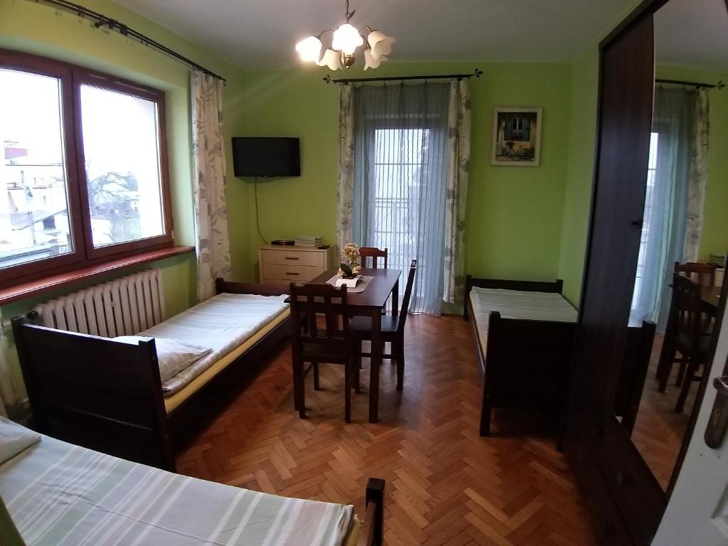 Posteľ alebo postele v izbe v ubytovaní Hostel Rumiankowy Airport Hostel