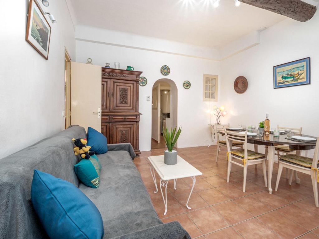 sala de estar con sofá y mesa en Apartment Rue de la Pompe by Interhome en Antibes