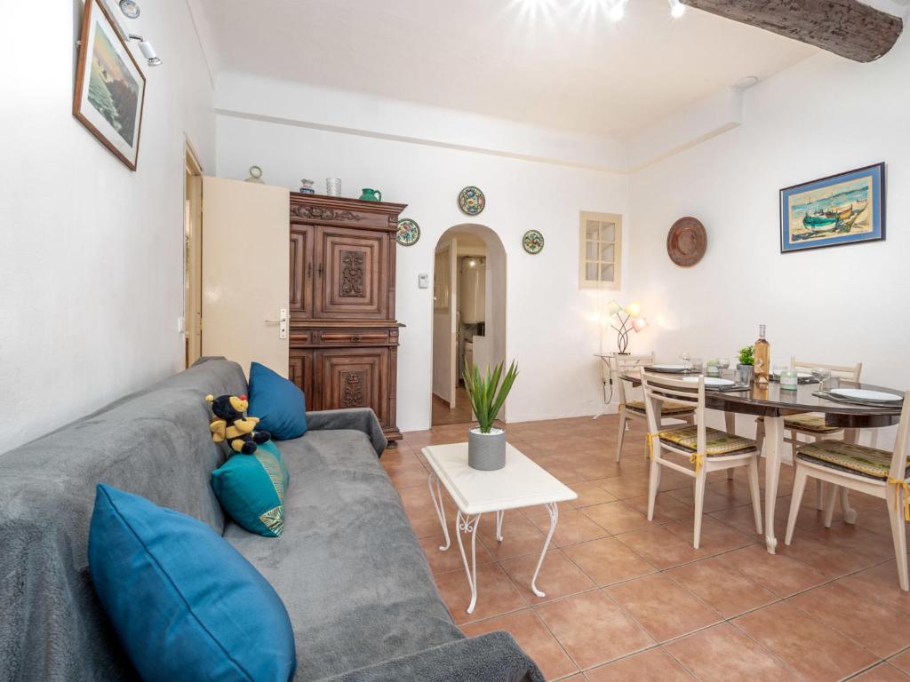 un salon avec un canapé et une table dans l'établissement Apartment Rue de la Pompe by Interhome, à Antibes
