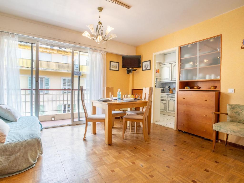 een keuken en eetkamer met een tafel en stoelen bij Apartment Le Casino by Interhome in Menton