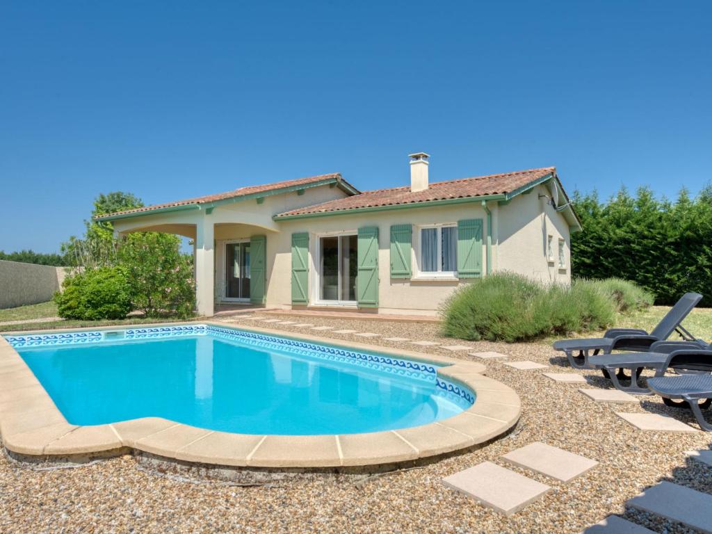 una piscina di fronte a una casa di Holiday Home Les Lavandiers - ORD100 by Interhome a Ordonnac