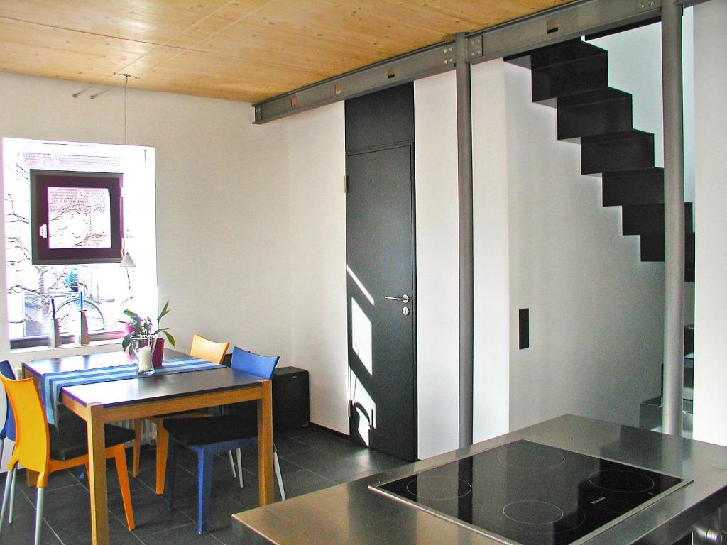 ein Esszimmer mit einem Tisch und einer Treppe in der Unterkunft Holiday Home Albergo Centro by Interhome in Hüfingen