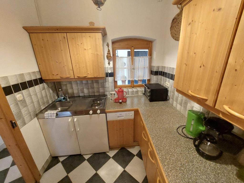 Kuchyň nebo kuchyňský kout v ubytování Apartment Alte Post-2 by Interhome