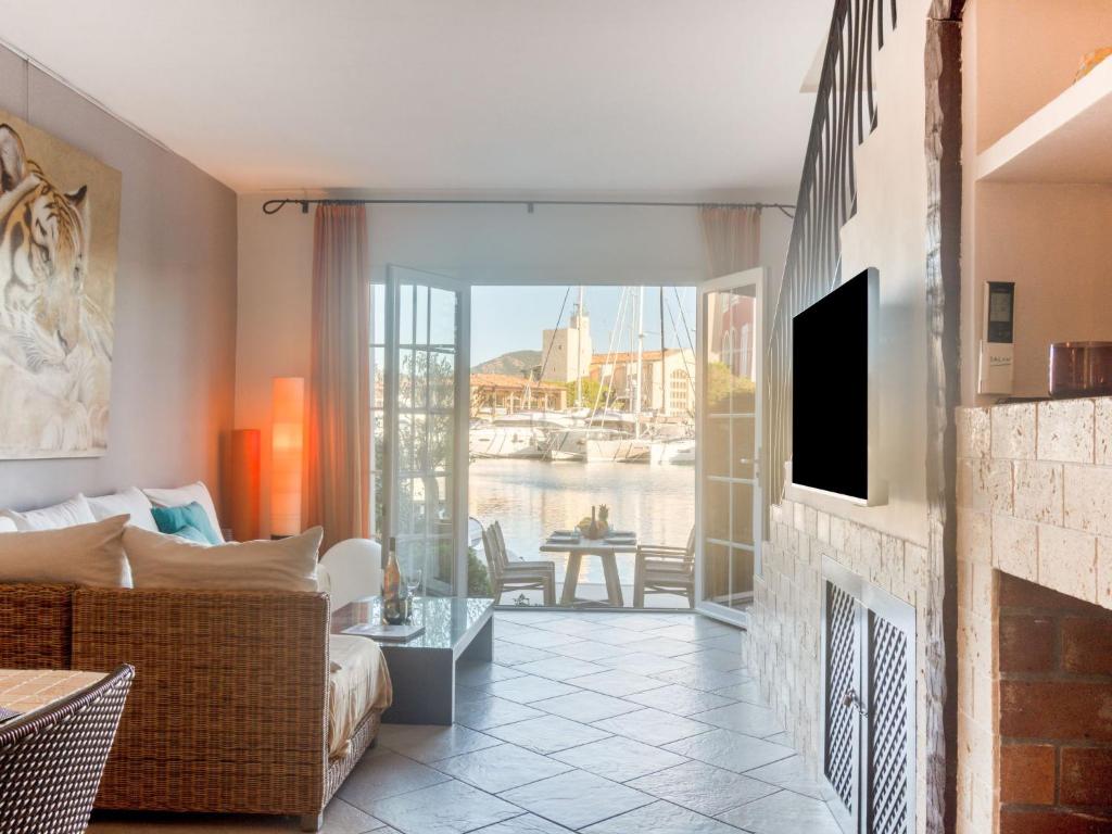Una sala de estar con chimenea y televisión. en Holiday Home Maison pêcheur by Interhome, en Grimaud