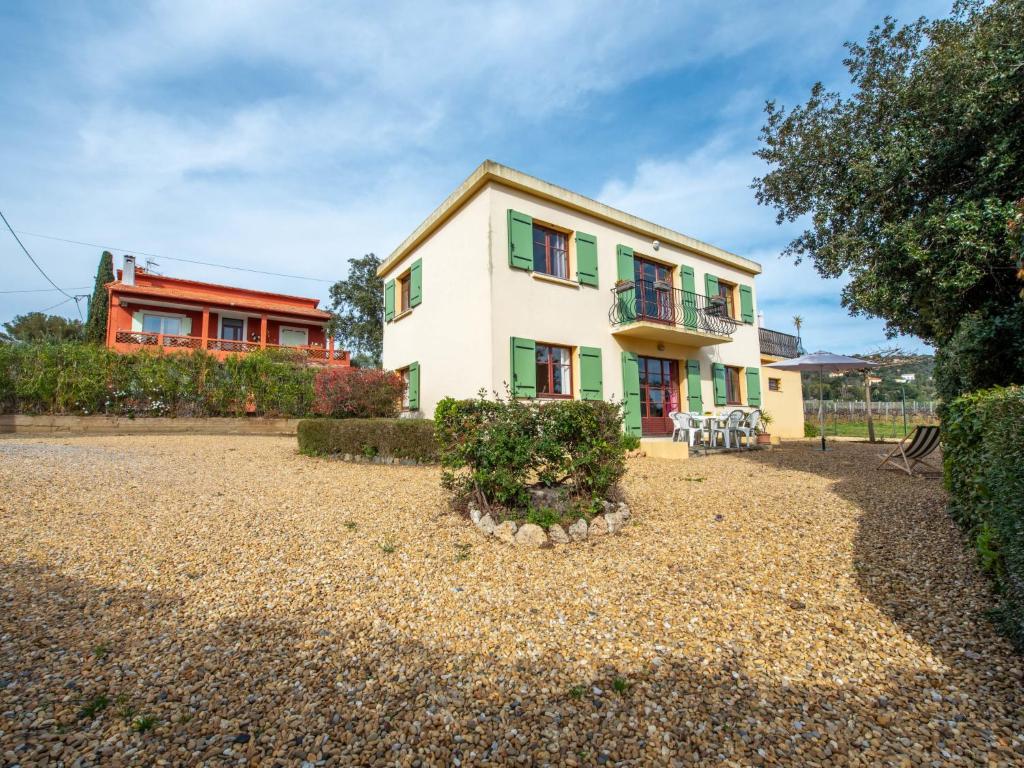 ラ・クロワ・ヴァルメにあるApartment Villa Marenco-1 by Interhomeの砂利の庭がある家