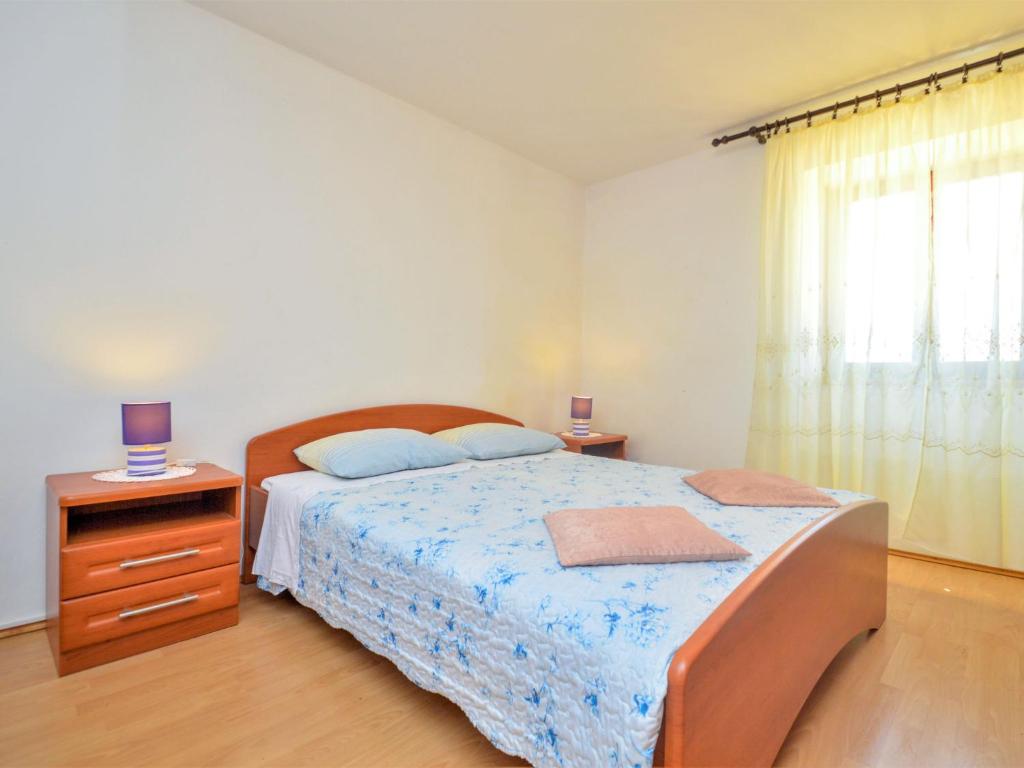 sypialnia z łóżkiem, komodą i oknem w obiekcie Holiday Home Laura by Interhome w Puli