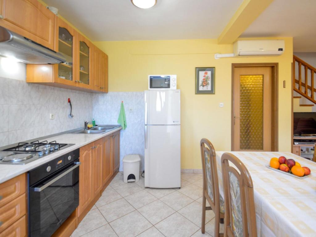 Kuchnia lub aneks kuchenny w obiekcie Holiday Home Laura by Interhome