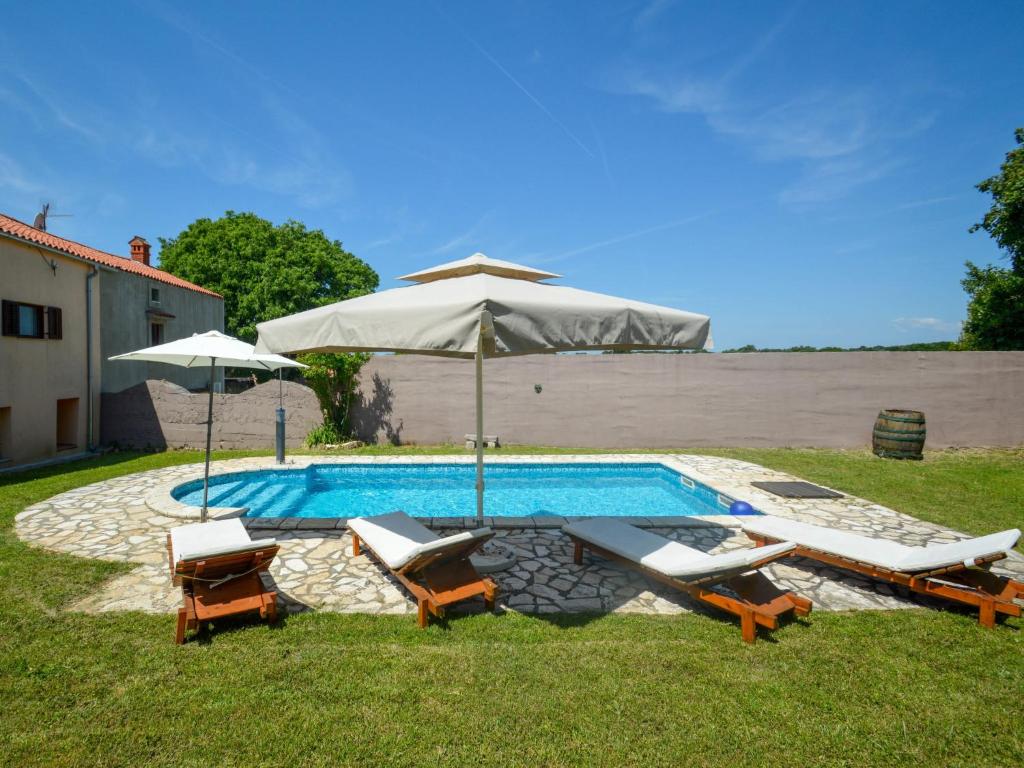 Basen w obiekcie Holiday Home Laura by Interhome lub w pobliżu