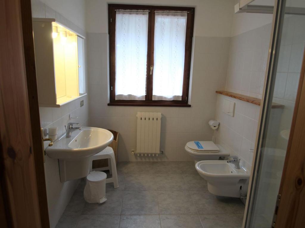 Łazienka w obiekcie Apartment Lembondel-4 by Interhome