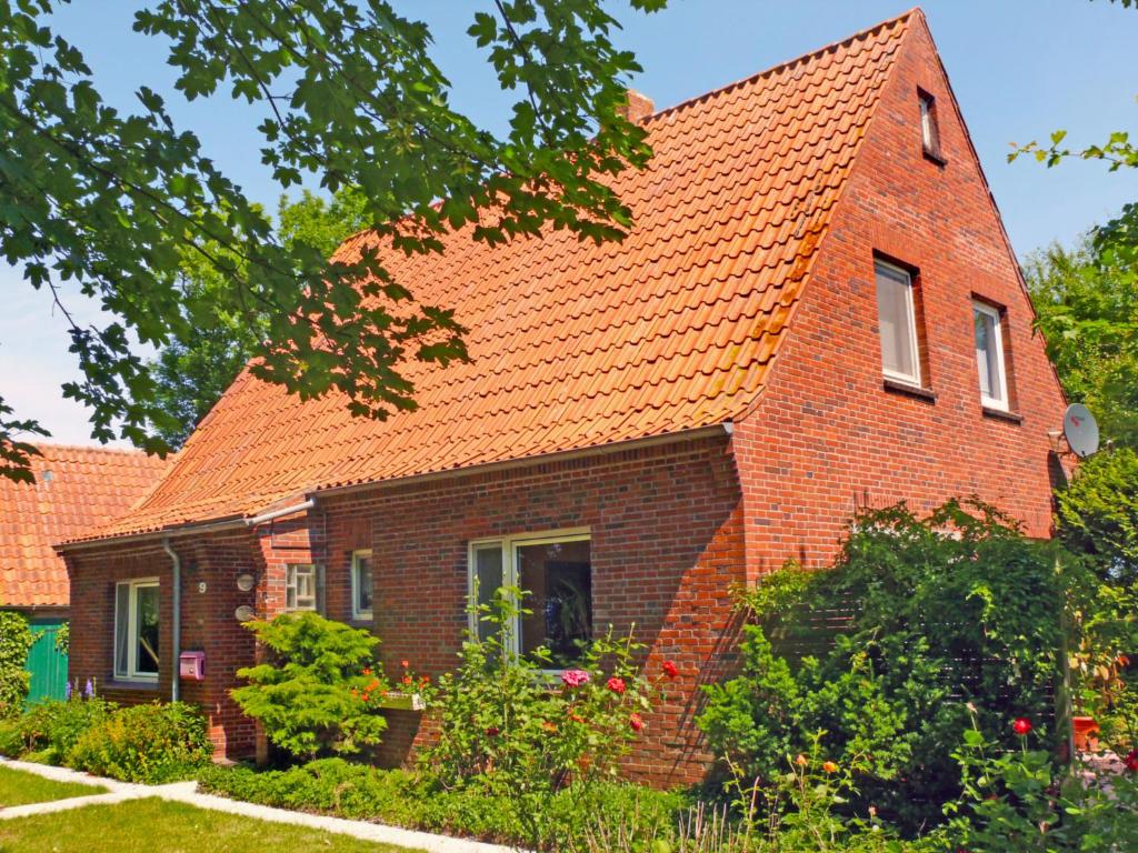 ノルトダイヒにあるHoliday Home Natur pur am Nordseedeich by Interhomeの煉瓦造りの煉瓦屋根
