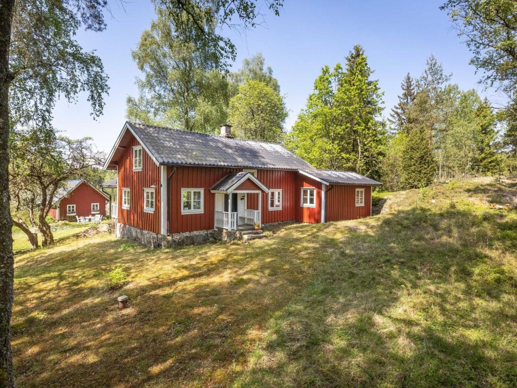 TorestorpにあるHoliday Home Måbäcken by Interhomeの木の木の上の赤納屋