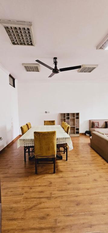 ein Esszimmer mit einem Tisch und Stühlen in der Unterkunft Amazing ! 4 BHK Service Apartment . in Neu-Delhi