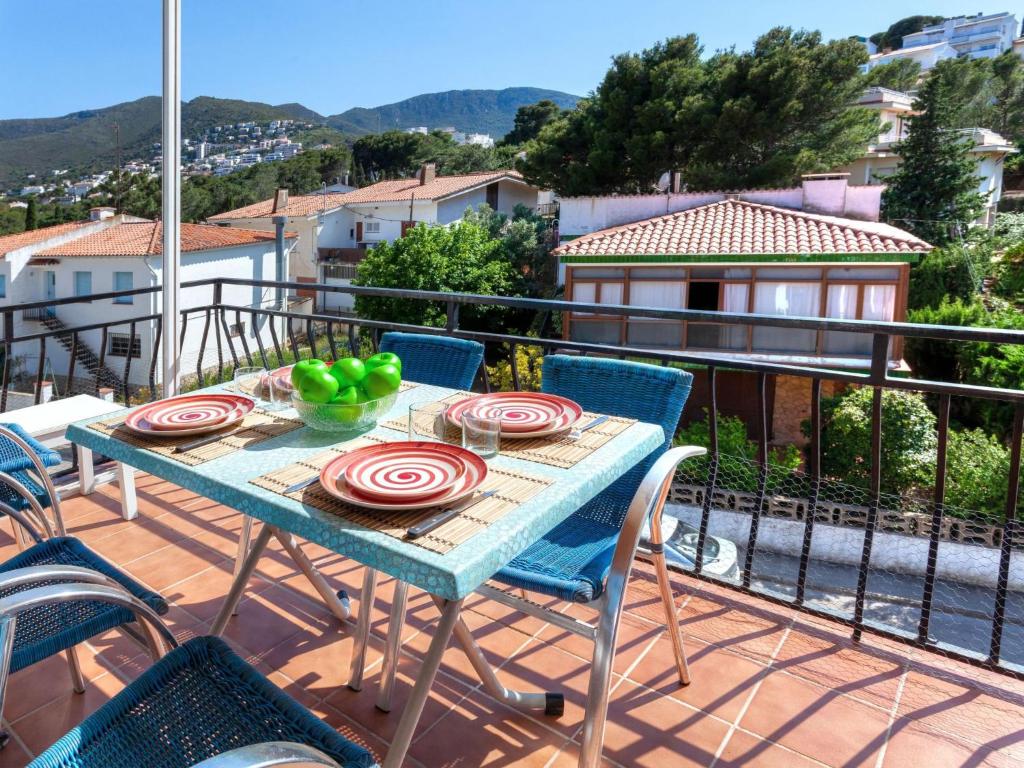 einen Tisch mit Tellern aus Essen auf einem Balkon in der Unterkunft Apartment Gran Sol by Interhome in Llança