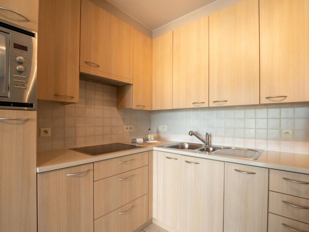 Kuchyň nebo kuchyňský kout v ubytování Apartment Lautrec 304 by Interhome