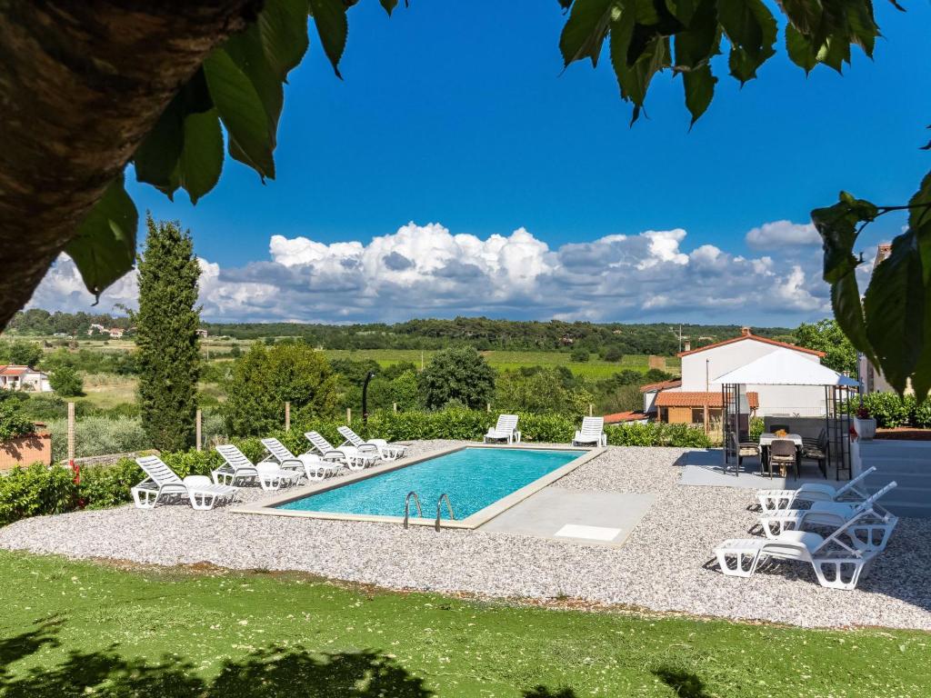 Bazén v ubytování Holiday Home Jurican by Interhome nebo v jeho okolí