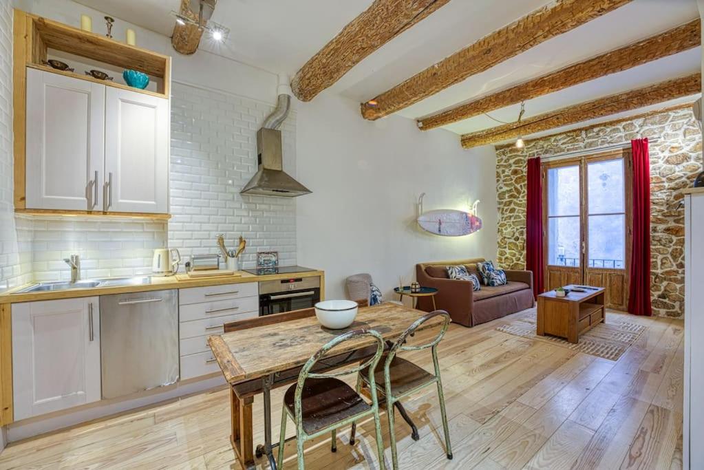 une cuisine et un salon avec une table et un canapé dans l'établissement New - 1 Bed Apt Central Antibes, à Antibes