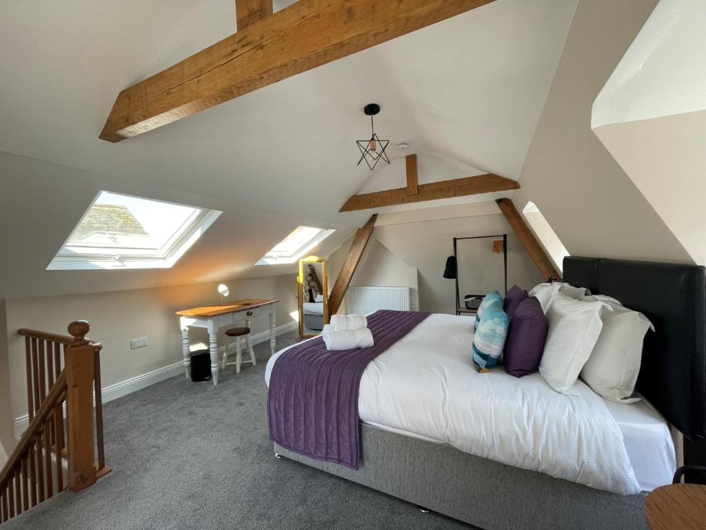um quarto com uma cama king-size num sótão em Grisedale Pike em Keswick