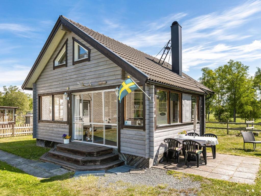 Lekeryd的住宿－Holiday Home Djuvarp Ängen - SND117 by Interhome，一个小房子,配有桌子和椅子