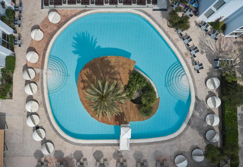 Bazén v ubytování Esperides Beach Resort nebo v jeho okolí