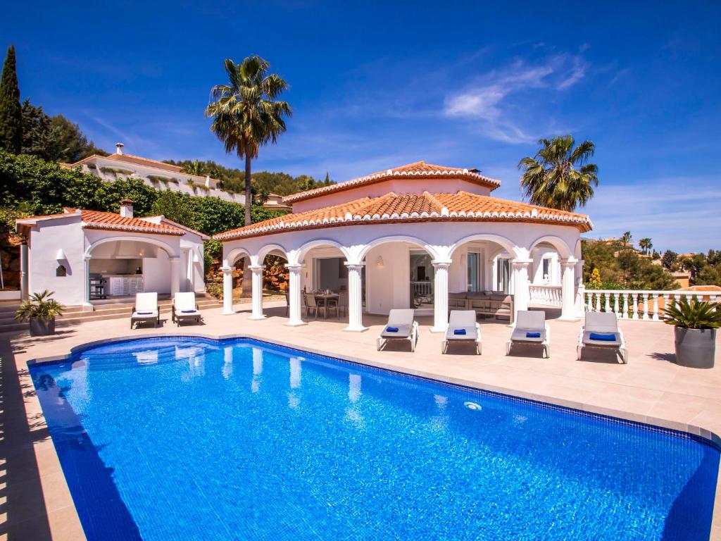 een villa met een zwembad en een huis bij Villa Villa Alta Vista by Interhome in Muntanya la Sella