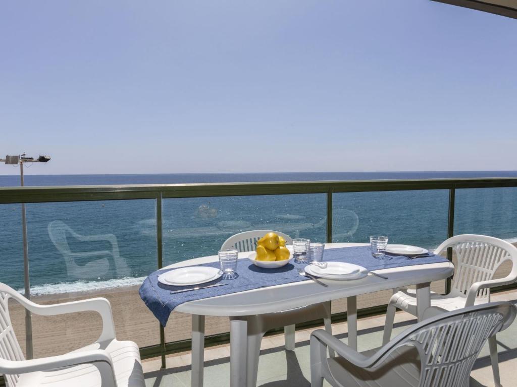 プラヤ・デアロにあるApartment Fanals-2 by Interhomeの海を望むバルコニー(テーブル、椅子付)