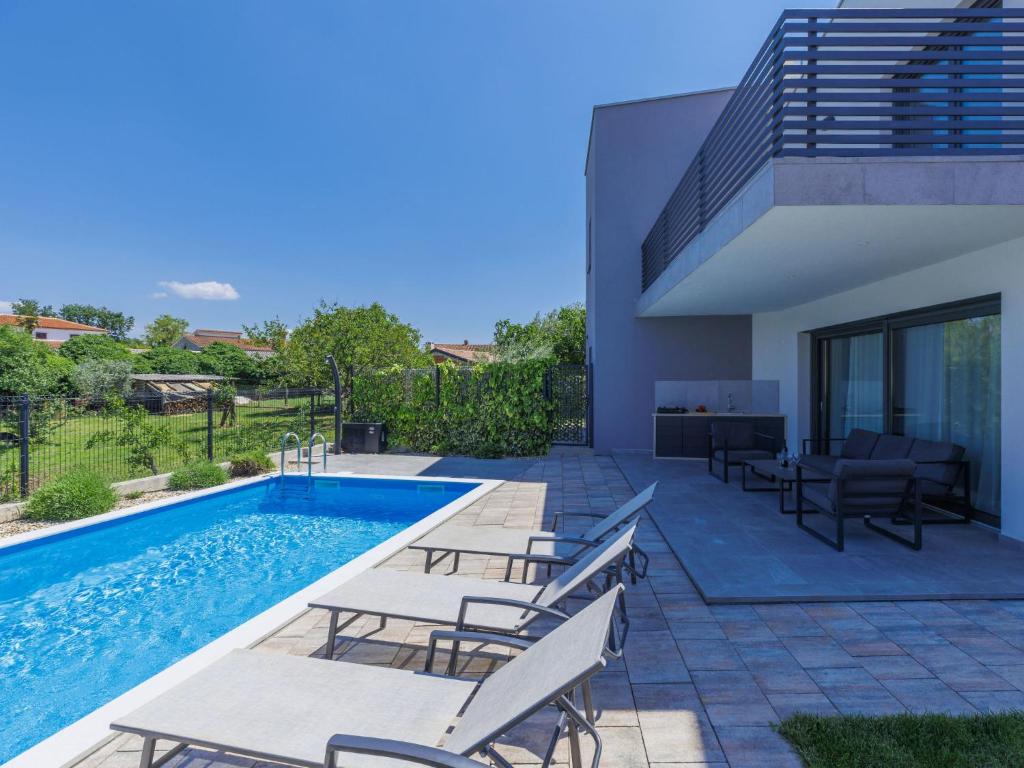 Bazén v ubytování Holiday Home Villa Isabela by Interhome nebo v jeho okolí